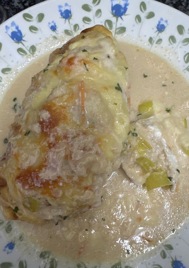 Una foto de 613. Pechuga rellena con salsa pimienta (principal carne)