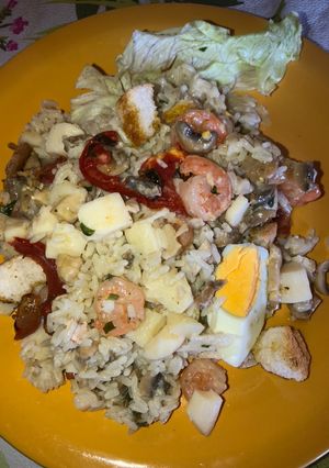 Una foto de Ensalada tibia de arroz, camarones y champiñones!!👌👌