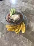 Sopa de frijoles con verduras y huevo
