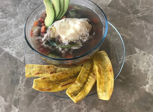 Una foto de Sopa de frijoles con verduras y huevo