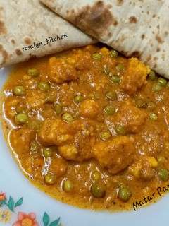 A picture of Matar Paneer.