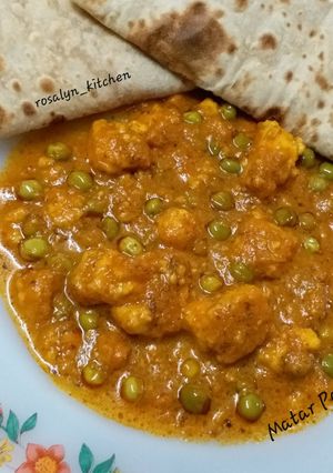 A picture of Matar Paneer.