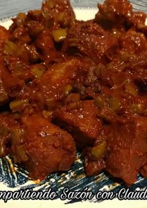 Una foto de Carne de res con nopales y Chile colorado🌺