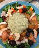 Ensalada de quinoa con tomate, gambas, uvas y surimi