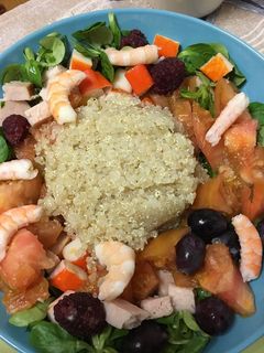 Una foto de Ensalada de quinoa con tomate, gambas, uvas y surimi