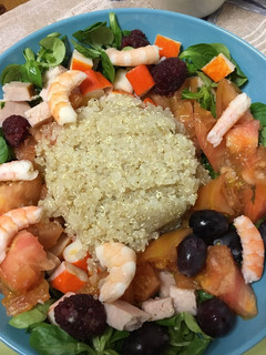 Una foto de Ensalada de quinoa con tomate, gambas, uvas y surimi