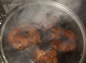 Una foto de Picarones en salsa de chancaca