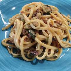 Una foto de Espaguetis carbonara con calabacín