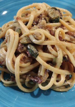 A picture of Spaghetti Carbonara with Zucchini.