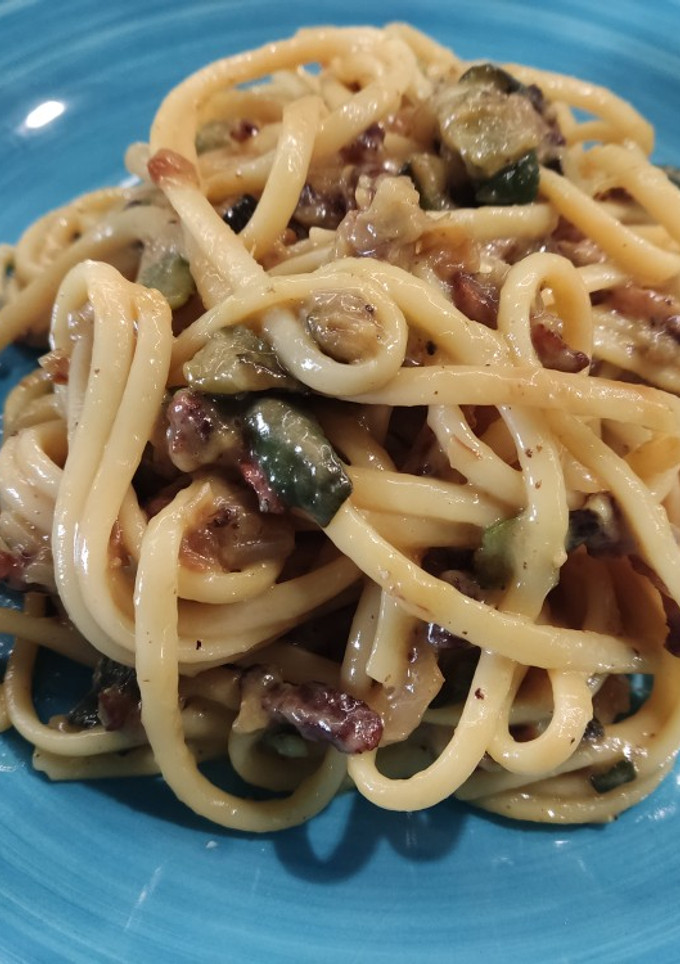 Una foto de Espaguetis carbonara con calabacín