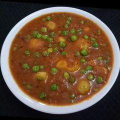 A picture of Aloo matar.