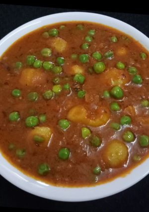A picture of Aloo matar.