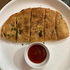 A picture of Dominos style garlic bread.