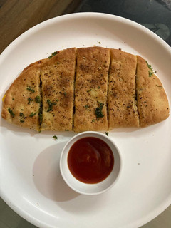 A picture of Dominos style garlic bread.