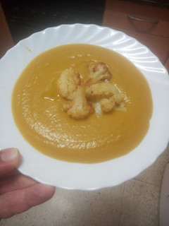 Una foto de Crema de verduras básicas con coliflor frita
