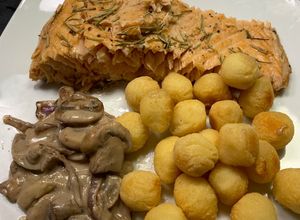 Una foto de Salmón rosado con salsa de hongos