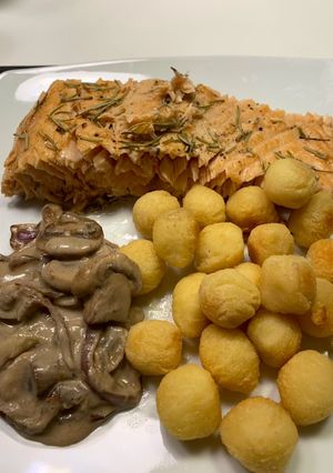 Una foto de Salmón rosado con salsa de hongos