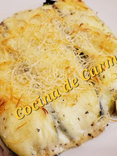 Una foto de Milhojas de calabacín y champiñones con jamón y queso