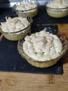 Una foto de Crema de limón y merengue casero con menta