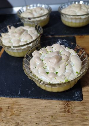 Una foto de Crema de limón y merengue casero con menta