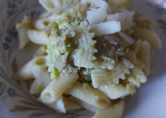 Misto pasta avogado tonno e scaglie di parmigiano