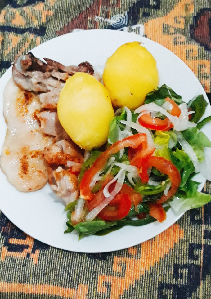 Una foto de Pechuga de pollo a la plancha con verduras y papas