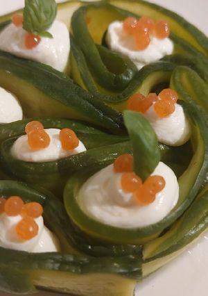 Une photo de Pickles de concombres en sucré salé avec ses billes de tomates basilic