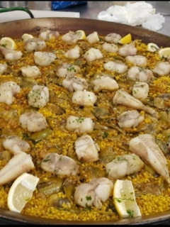 Una foto de Arroz con rape y alcachofas🌱🦐🐚🐟🥘🍷