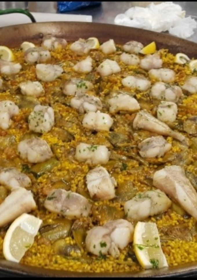 Una foto de Arroz con rape y alcachofas🌱🦐🐚🐟🥘🍷