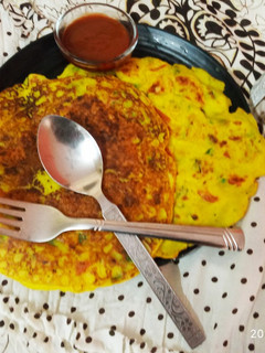 बेसन और चावल के आटे का चीला(besan aur chawal ke aate ka cheela recipe ine Hindi) रेसिपी मुख्य फोटो