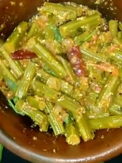 முருங்கைக் காய் பொரியல்/தொக்கு (Murunkai kaai poriyal recipe in tamil) செய்முறை முக்கிய புகைப்படம்