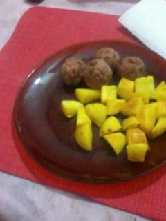 Una foto de Albóndigas de carne con papas doradas
