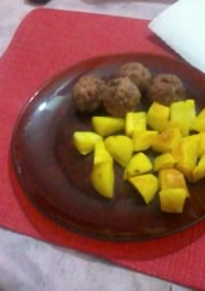 Una foto de Albóndigas de carne con papas doradas