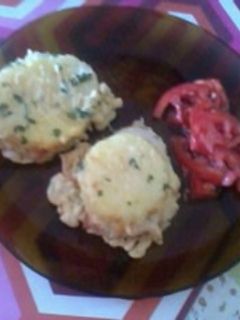 Una foto de Bocaditos de papa con ensalada de tomates