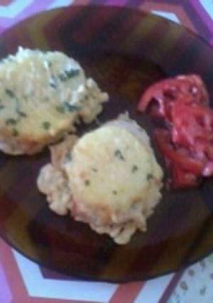 Una foto de Bocaditos de papa con ensalada de tomates