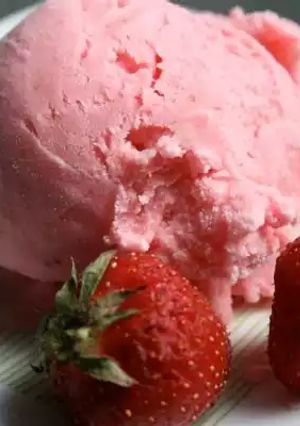 Una foto de Helado de fresa casero