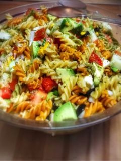 Una foto de Ensalada completa de pasta con aguacate y mozzarella