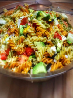 Una foto de Ensalada completa de pasta con aguacate y mozzarella