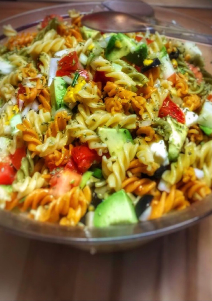 Una foto de Ensalada completa de pasta con aguacate y mozzarella