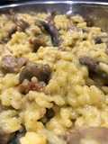Risotto con funghi, salsicce e zafferano