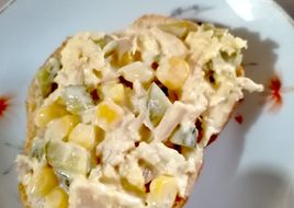 Salată cu piept de pui, porumb, castraveți și maioneză