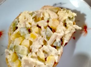 O poză a rețetei Salată cu piept de pui, porumb, castraveți și maioneză.