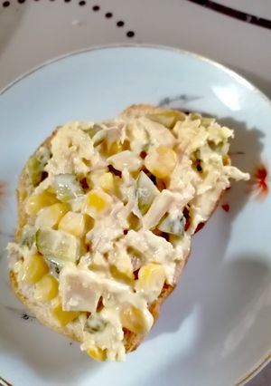 O poză a rețetei Salată cu piept de pui, porumb, castraveți și maioneză.