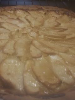 Una foto de Tarta de Manzana Con Crema Pastelera🎂