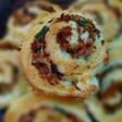 Bánh mì cuộn xúc xích, ruốc, hành