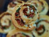 Bánh mì cuộn xúc xích, ruốc, hành