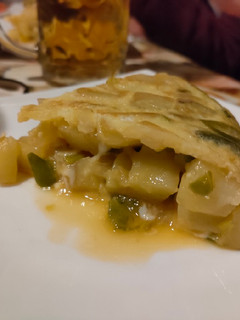 Una foto de Tortilla de patatas jugosita con pimiento verde y cebolleta