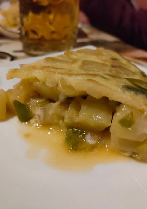 Una foto de Tortilla de patatas jugosita con pimiento verde y cebolleta
