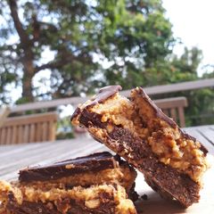 A picture of Raw caramel slice.