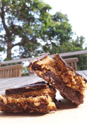 A picture of Raw caramel slice.